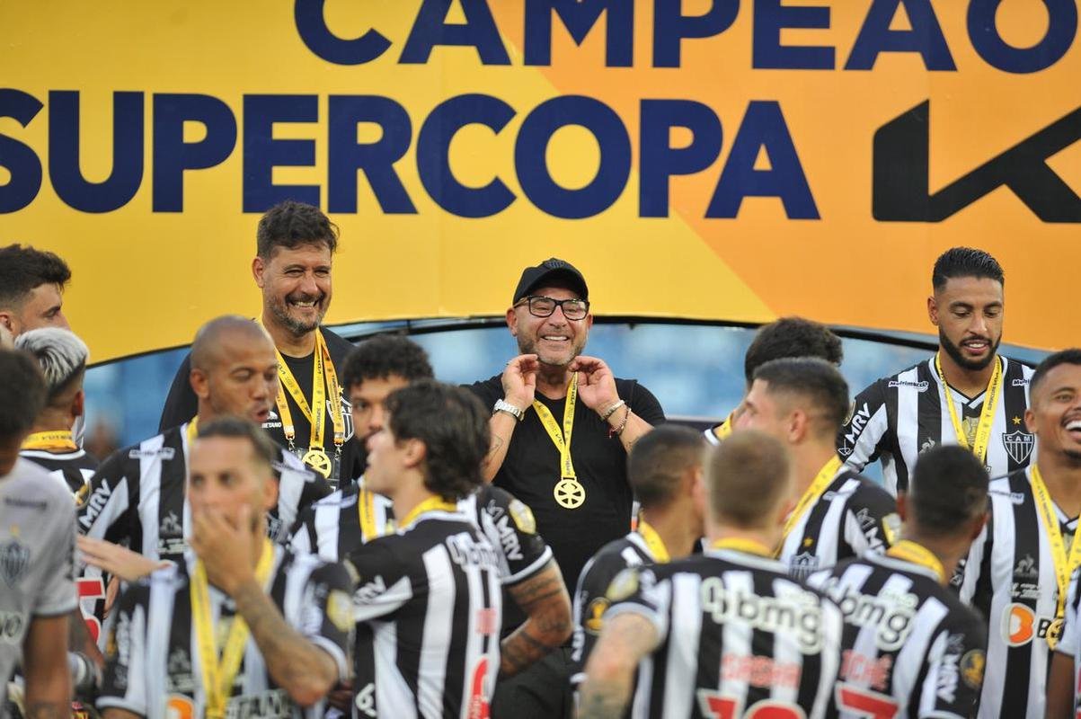 Jogadores do Atltico erguem a taa de campeo da Supercopa do Brasil na Arena Pantanal, em Cuiab