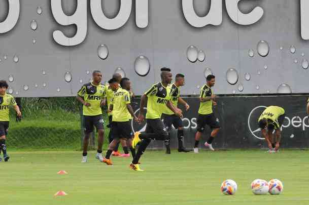 Na Cidade do Galo, atletas foram comandados por Diego Aguirre em primeiro treino do ano