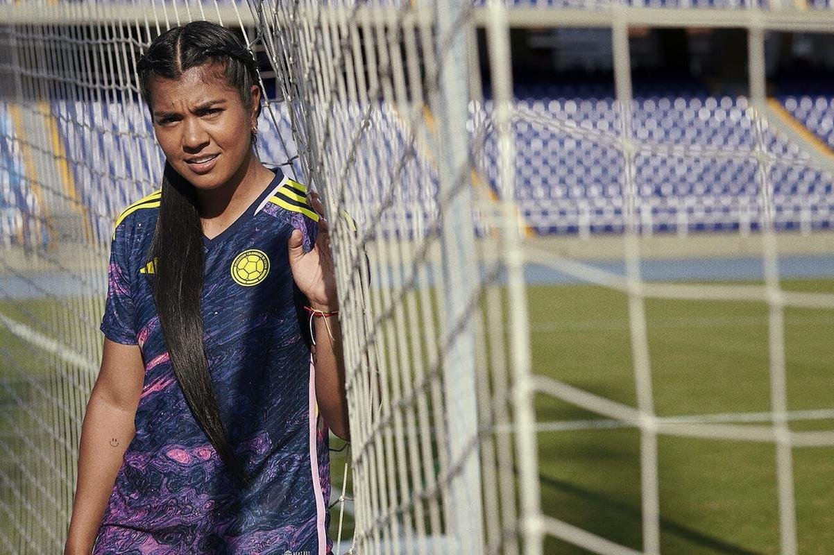 A camisa celebra o fenmeno nico de mudana que ocorre devido ao reflexo da luz contra a gua