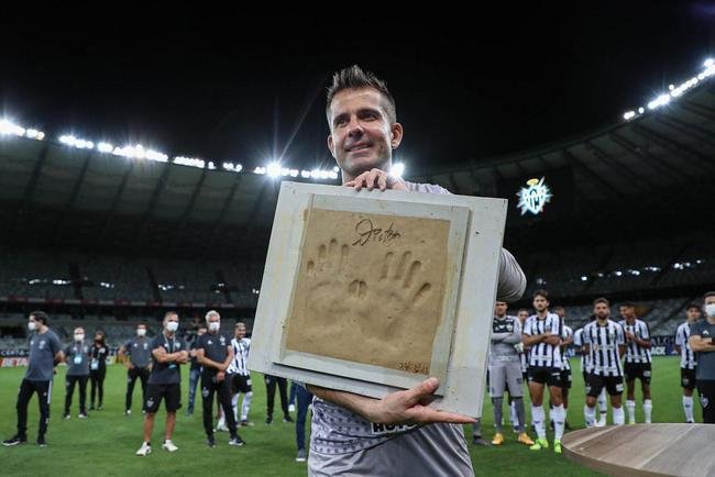 Fevereiro/2021 - Considerado por muitos como o maior goleiro da histria do Atltico, Victor amargou o banco de reservas com Jorge Sampaoli. Terceira opo na equipe, ele entendeu que chegou o momento de pendurar as luvas. A aposentadoria foi no dia 28 de fevereiro, quando ele foi titular na goleada do Atltico por 3 a 0 sobre a URT, no Mineiro, pela primeira rodada do Campeonato Mineiro. Victor fez 424 jogos com a camisa do Galo e sofreu 450 gols. Foram oito ttulos conquistados: Copa Libertadores (2013), Recopa Sul-Americana (2014), Copa do Brasil (2014) e cinco estaduais (2013, 2015, 2017, 2020 e 2021). Aps encerrar a carreira, continuou no Galo para trabalhar como gerente.