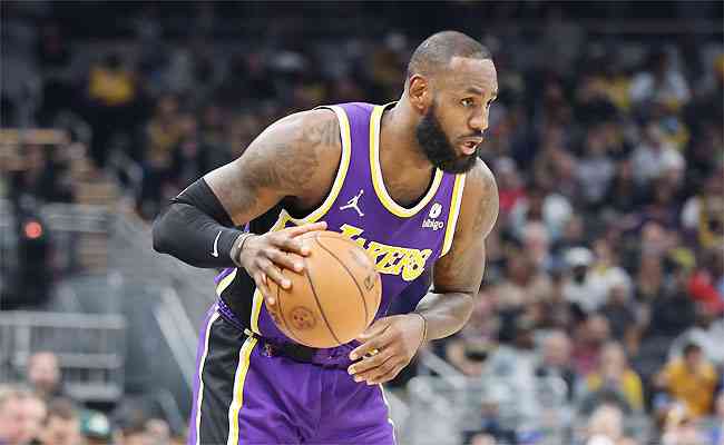 LeBron voltou ao Lakers com vitória depois de suspensão e vai reencontrar desafeto no domingo