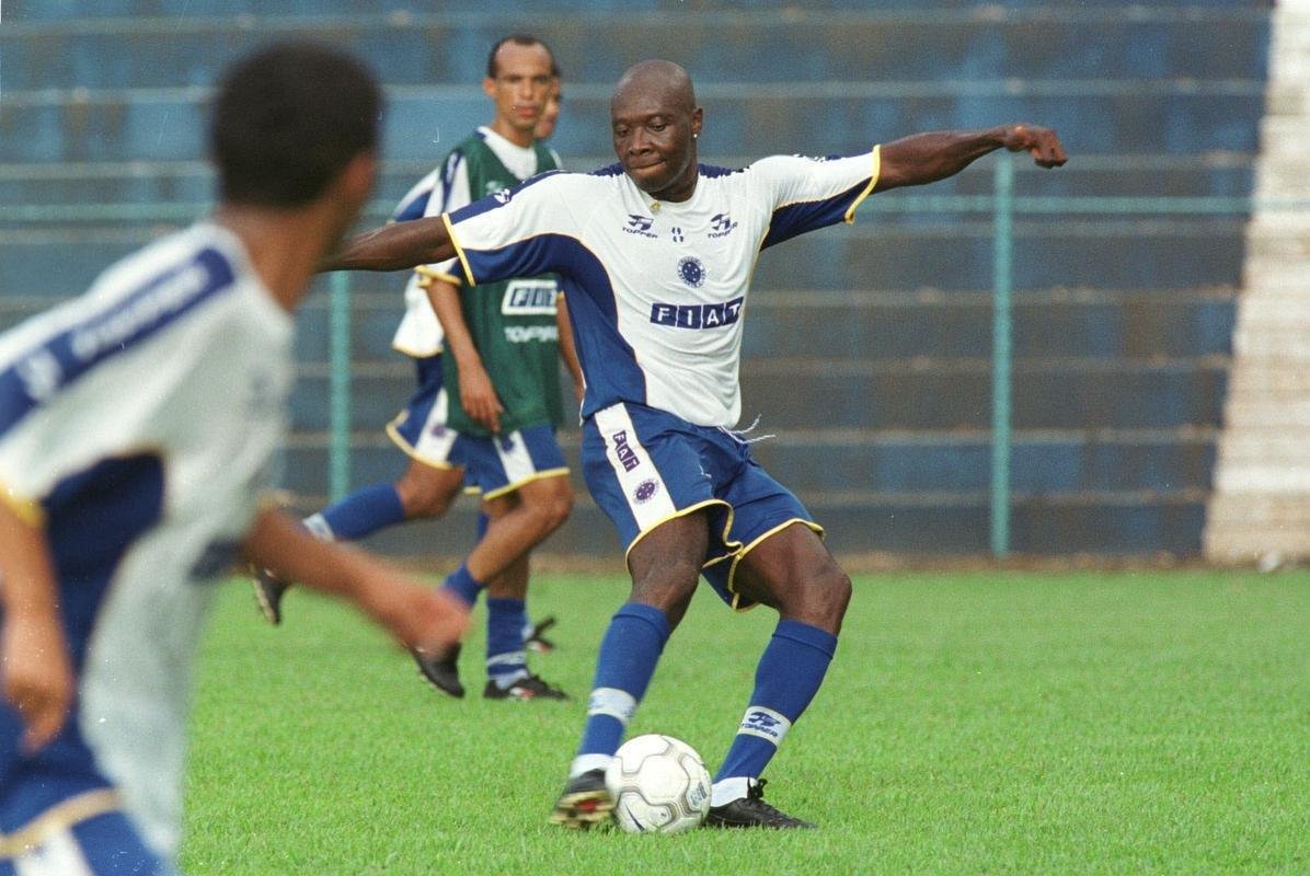 Fotos da passagem do jogador Rincn pelo Cruzeiro, em 2001.  Ele faleceu aos 55 anos nesta quarta-feira (13/4/2022), aps sofrer acidente automobilstico em Cali, na Colmbia, no dia 11.