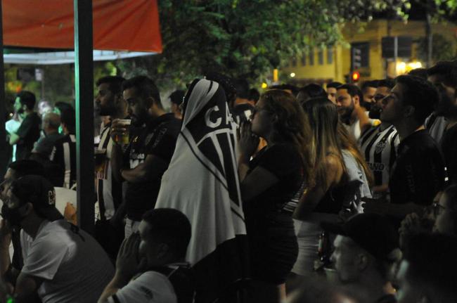 Torcedores do Atlético acompanham a partida contra o Palmeiras em alguns bares de Belo Horizonte