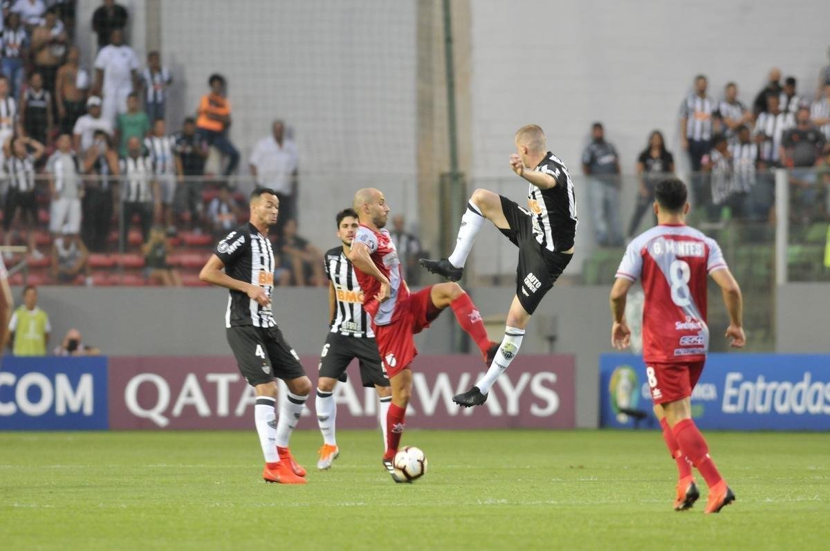 No primeiro tempo, Atltico abriu 3 a 1 no placar, com gols de Luan e Ricardo Oliveira (2)