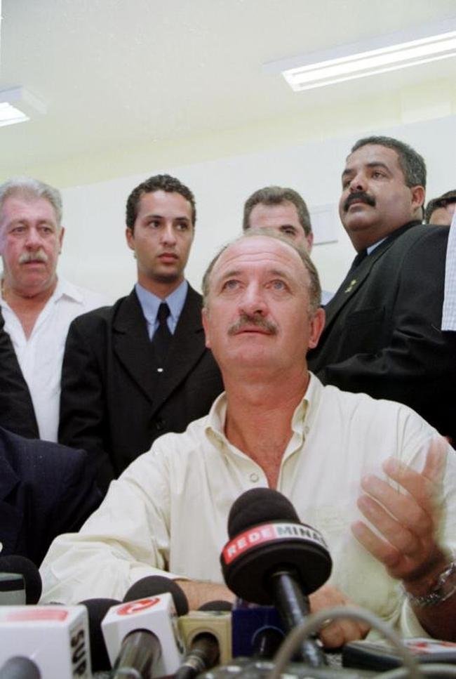 Inaugurao da Toca da Raposa II em 9 de maro de 2002. Na ocasio, presidente do Cruzeiro, Zez Perrella, recebeu figuras ilustres, como o tcnico da Seleo Brasileira, Luiz Felipe Scolari, e outras autoridades pblicas municipais, estaduais e federais