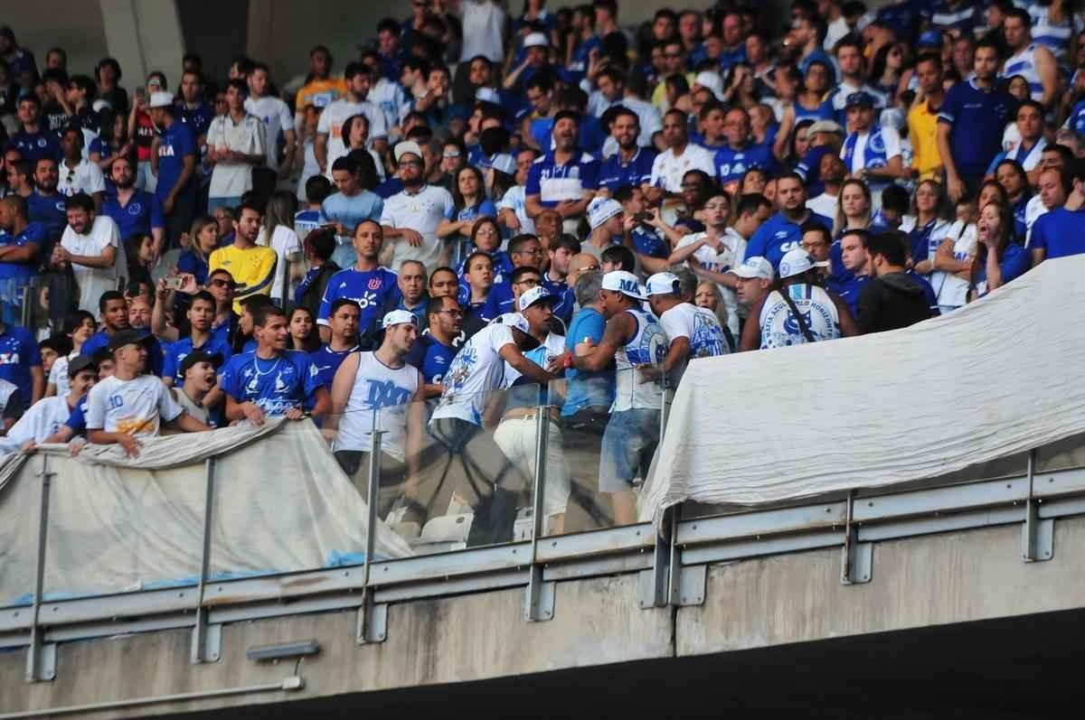 Imagens das torcidas de Cruzeiro e Flamengo no Mineiro