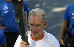 Carlos Alberto Silva carrega a tocha do Pan-Americano de 2007, em revezamento na Pampulha 