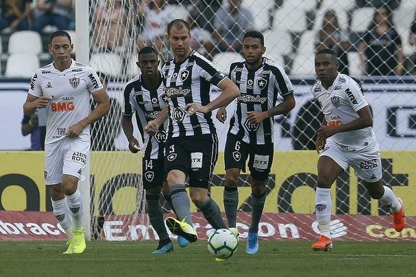 Fotos da vitória do Botafogo sobre o Atlético, por 2 a 1, no Engenhão, pela 18ª rodada do Brasileiro