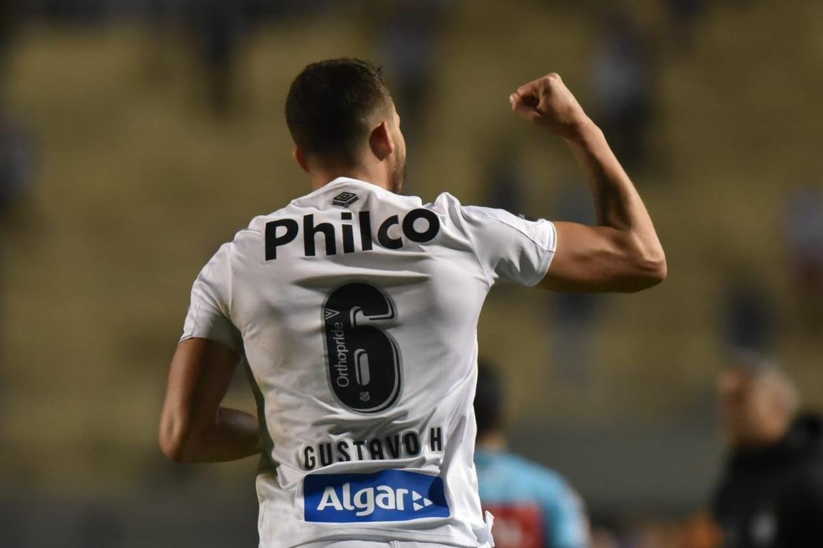 Atlético derrotou Santos por 2 a 1, de virada, com gols de Chará, e avançou às quartas de final da Copa do Brasil