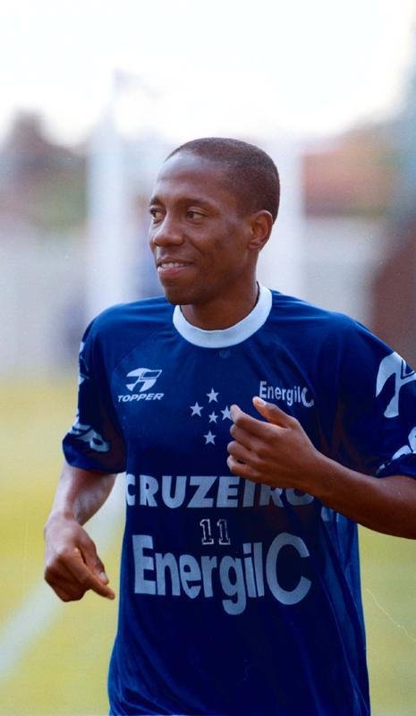 Paulo Isidoro, do Cruzeiro, foi artilheiro da Copa Centro-Oeste de 1999 com 6 gols. O clube conquistou o ttulo sobre o Vila Nova de Gois.