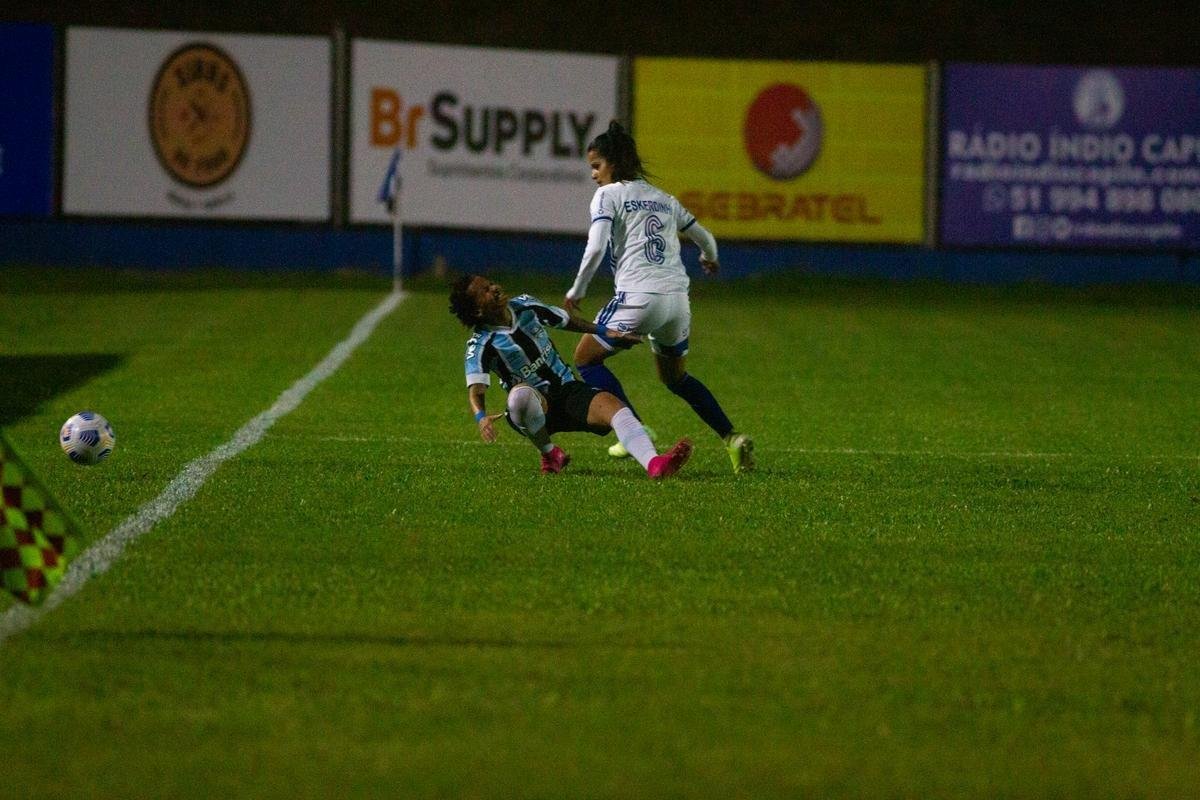 Fotos da vitria do Grmio sobre o Cruzeiro, por 2 a 1, nesta quarta-feira, no Estdio Cristo Rei, em So Leopoldo-RS, pela segunda rodada do Campeonato Brasileiro Feminino A1. Vanessinha marcou para o time mineiro, de falta. Las Estevam e Pri Back viraram para as gachas.