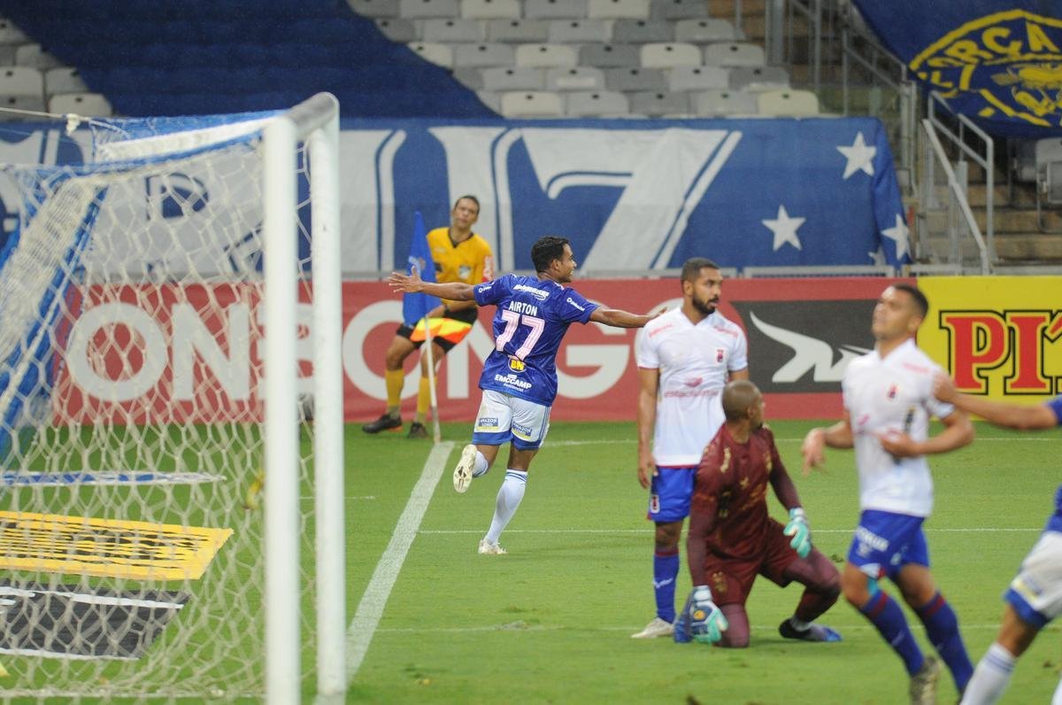 Fotos do jogo entre Cruzeiro e Paran Clube, no Mineiro, em Belo Horizonte, pela 19 rodada da Srie B do Campeonato Brasileiro