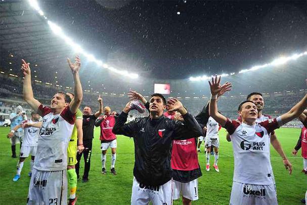 26/09/2019 - Nos pênaltis, o Atlético perdeu a chance de disputar a final da Copa Sul-Americana. Em pleno Mineirão, o time alvinegro venceu o Colón-ARG por 2 a 1 no tempo regulamentar, mas foi menos eficiente nas penalidades e caiu na semifinal, para desespero dos torcedores. Era a última chance de título no ano da equipe, que já havia caído na tabela do Campeonato Brasileiro. O resultado aumentou a pressão sobre Rodrigo Santana, que estava visivelmente abalado com o mau rendimento.