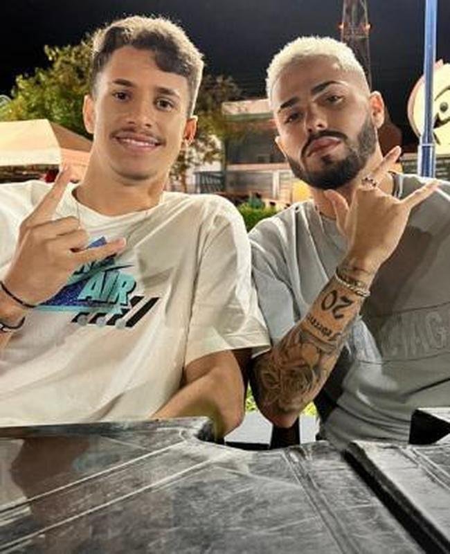 Meia Calebe curte frias com amigos