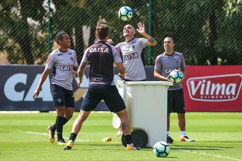 Fotos do treino de bola na cesta na Cidade do Galo