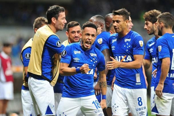 Fotos do gol de Rafinha, o segundo do Cruzeiro sobre La U, no Mineiro