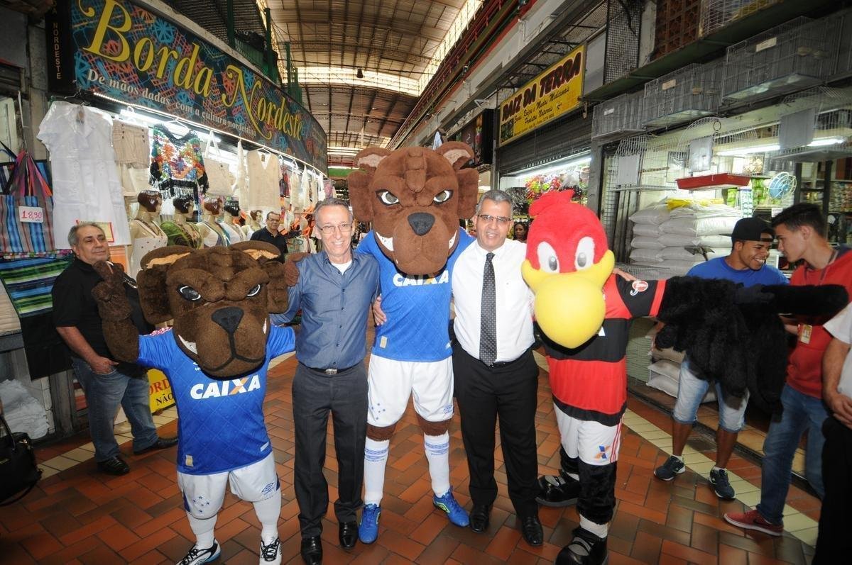 Raposinho e Raposo levaram Urubu, mascote do Flamengo, para conhecer o Mercado Central de BH; teve assdio de torcedores e interesse do carioca pelo queijo mineiro