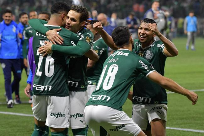 Palmeiras goleia o CSA por 6 a 2 no Pacaembu e continua na cola do