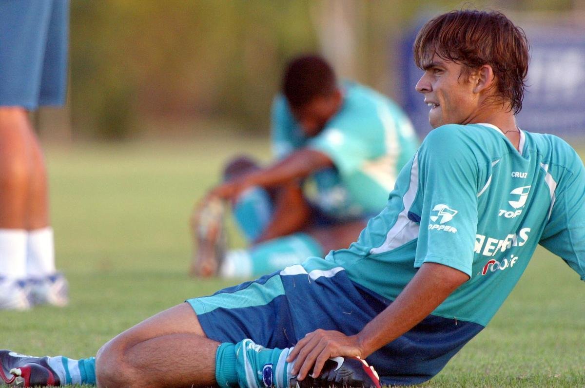 Diogo Mucuri: o volante sofreu durante um treino na Toca da Raposa II. Ele foi socorrido pela equipe mdica do Cruzeiro e encaminhado ao hospital. Mucuri no pde continuar na profisso e deixou os gramados aos 20 anos. 