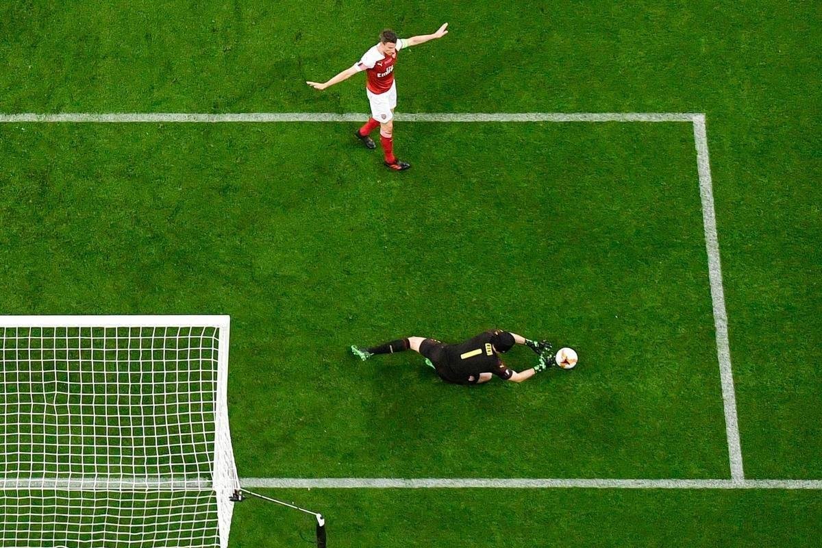 Com direito a um show de Hazard no segundo tempo, quando o craque belga marcou dois gols e ainda deu assistncia para Pedro balanar as redes, o Chelsea goleou o Arsenal por 4 a 1, nesta quarta-feira, no estdio Olmpico de Baku, no Azerbaijo, e conquistou o seu segundo ttulo da Liga Europa