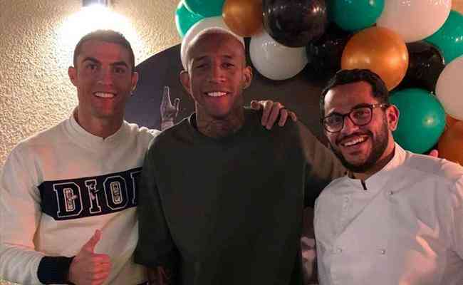 Anderson Talisca comemorou seu aniversrio de 29 anos ao lado de Cristiano Ronaldo e familiares em Riad, na Arbia Saudita