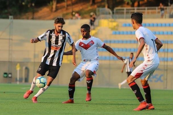 Thales Quadros - O meia de 20 anos chegou ao Atltico em junho deste ano, por emprstimo. O jogador pertence ao Tubaro, de Santa Catarina, clube em que foi revelado e com o qual tem contrato at junho de 2021. Pela equipe do Sul, chegou a atuar entre os profissionais, no Campeonato Catarinense deste ano. Em 17 jogos pelo Galo, balanou as redes duas vezes.