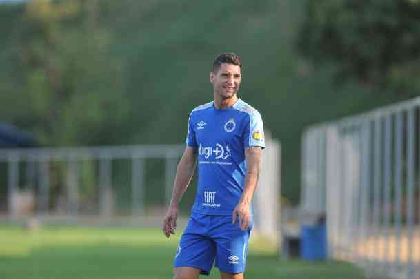 Fotos do primeiro treino de Abel Braga na Toca da Raposa II. Tcnico foi apresentado pelo Cruzeiro neste sbado e dirigir a equipe na segunda, s 20h, diante do Gois, no Serra Dourada, pela 22 rodada do Campeonato Brasileiro