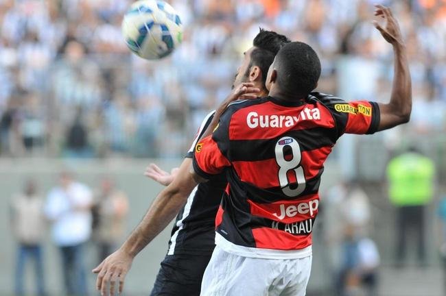 Lances do primeiro tempo do jogo entre Atl�tico e Flamengo no Independ�ncia