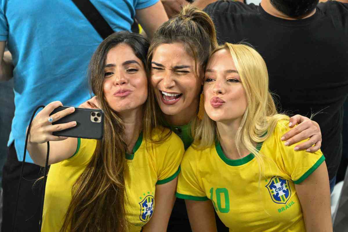 Fotos das torcidas de Brasil e Crocia no Estdio da Educao, em Al-Rayyan, no Catar, em duelo pelas quartas de final da Copa do Mundo