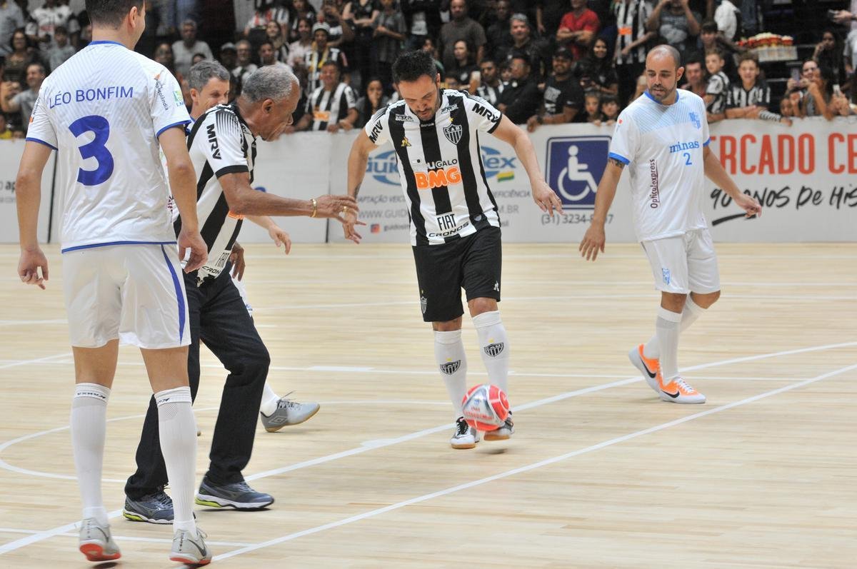 Jogo festivo e solidrio reuniu craques do futsal mineiro em BH