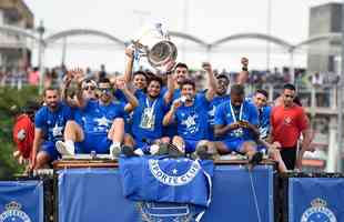 De Confins, jogadores do Cruzeiro hexacampees da Copa do Brasil saram em carro aberto pelas ruas de Belo Horizonte. No Centro da capital, milhares de pessoas aguardavam os jogadores para a festa.