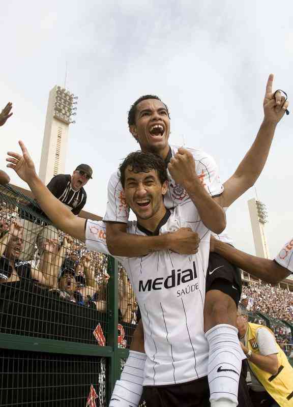 Dentinho, que aparece nas costas de Douglas na foto, e Herrera foram os destaques do Corinthians na Srie B de 2008. Cada um marcou 14 gols na competio. O elenco alvinegro era conduzido pelo tcnico Mano Menezes.