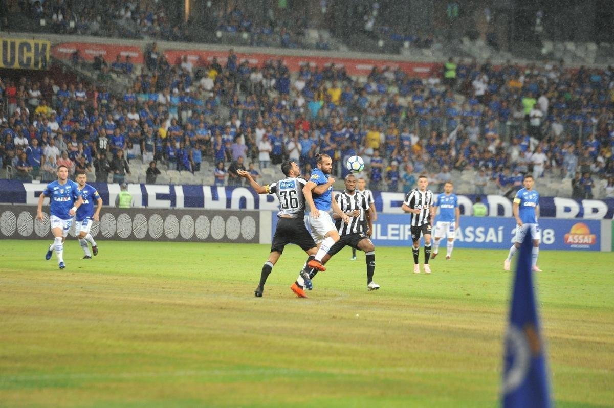 Fotos de Cruzeiro x Cear, no Mineiro, em jogo atrasado da 27 rodada do Brasileiro