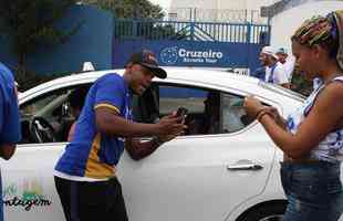 Torcedores do Cruzeiro foram  porta da Toca II apoiar os jogadores na vspera do jogo com o Flamengo