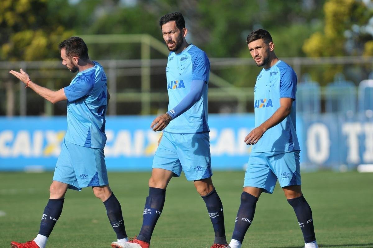 Jogadores do Cruzeiro durante treino desta sexta-feira na Toca da Raposa II