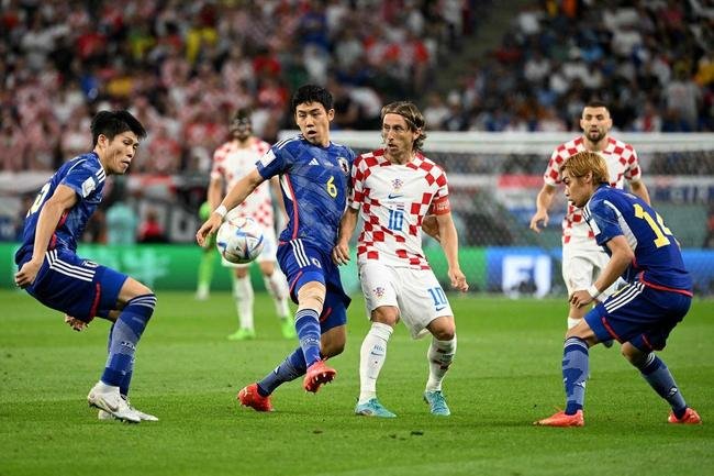 Lances da partida entre Japo e Crocia, pelas oitavas de final da Copa do Mundo.