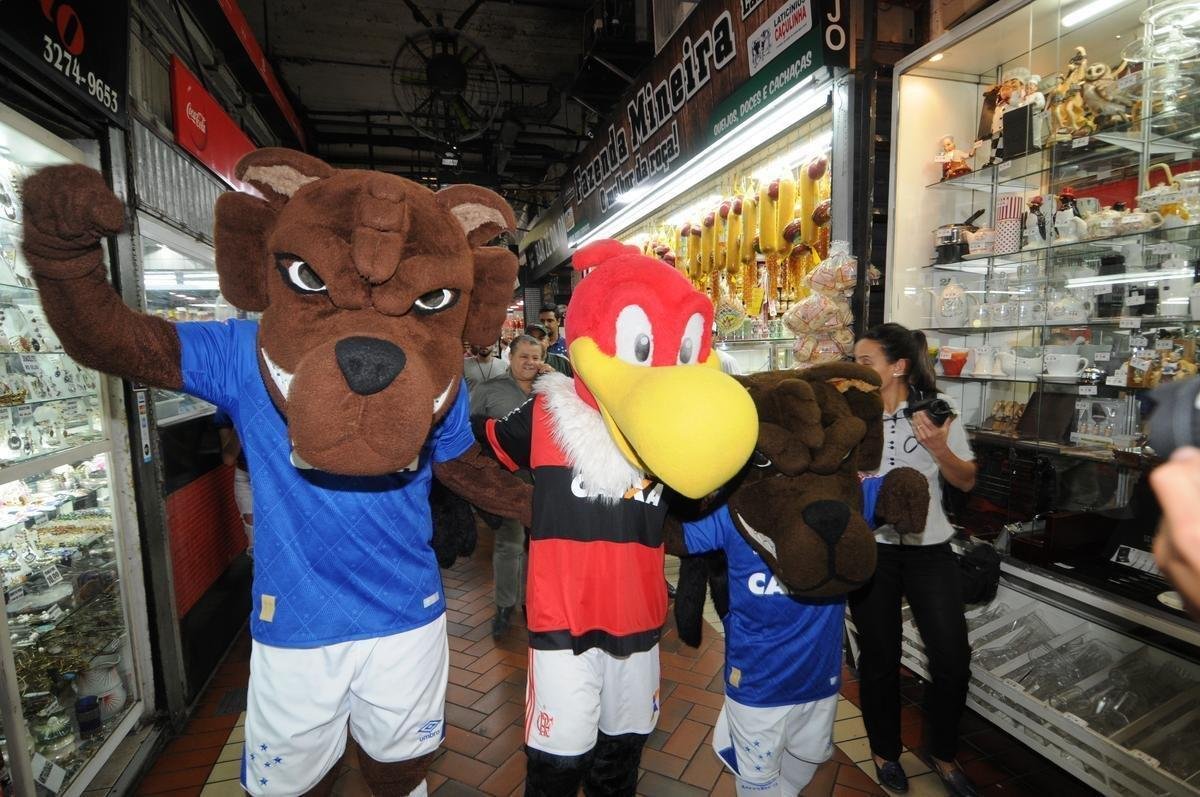 Raposinho e Raposo levaram Urubu, mascote do Flamengo, para conhecer o Mercado Central de BH; teve assdio de torcedores e interesse do carioca pelo queijo mineiro