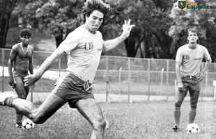 Preparao da Seleo Brasileira na Toca da Raposa I para a Copa do Mundo de 1986; na foto, Renato Gacho, que acabou cortado por indisciplina, e o lateral-direito Leandro (d), que desistiu do Mundial em solidariedade  ausncia do amigo.