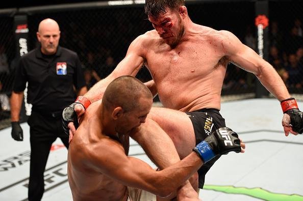 Na luta principal do UFC 204, em Manchester, Michael Bisping supera Dan Henderson em polêmica decisão unânime dos juízes e tem sucesso na primeira defesa de cinturão do peso médio