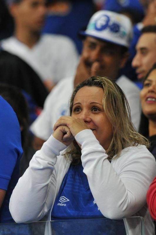 Torcida do Cruzeiro encarou frio e crise de abastecimento para apoiar o time contra o Palmeiras, no Mineiro
