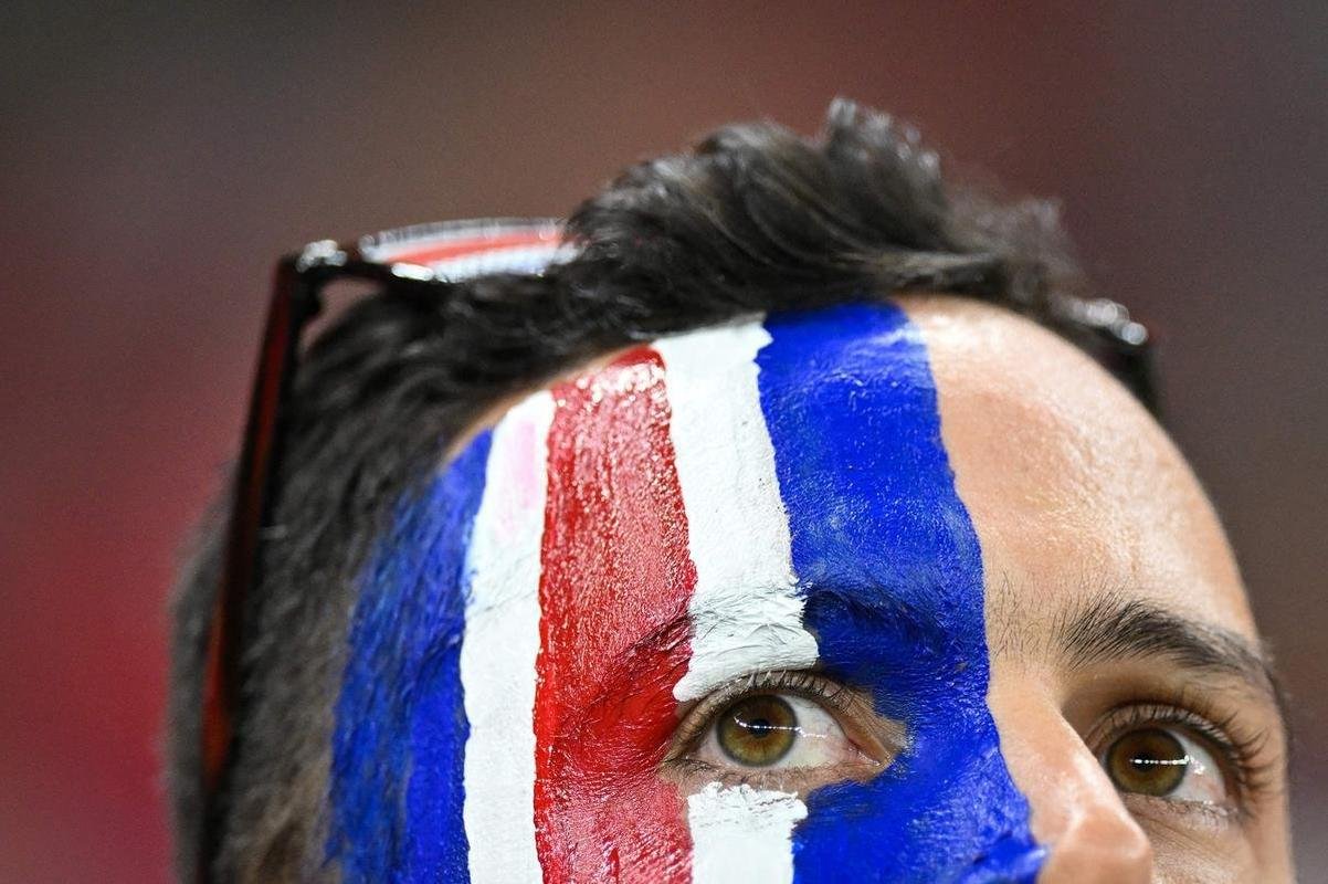 Torcedores de Espanha e Costa Rica no jogo pela Copa do Mundo.