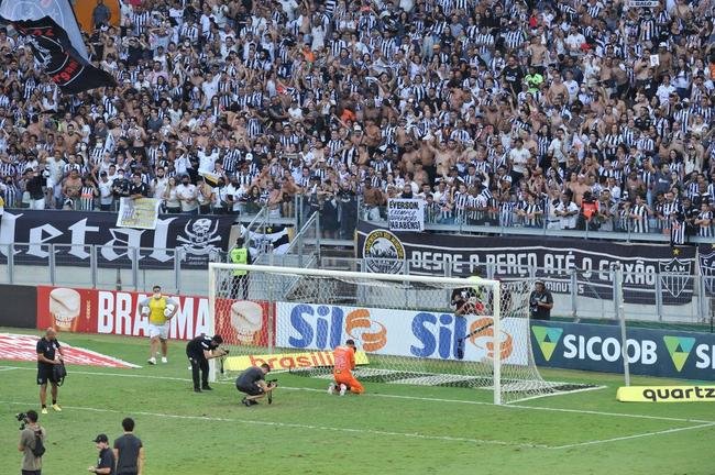 Aps a vitria do Atltico sobre o Fluminense, por 2 a 1, no Mineiro, os jogadores, o tcnico Cuca, a comisso tcnica, o gerente e ex-goleiro Victor e torcedores fizeram muita festa com a proximidade do ttulo brasileiro