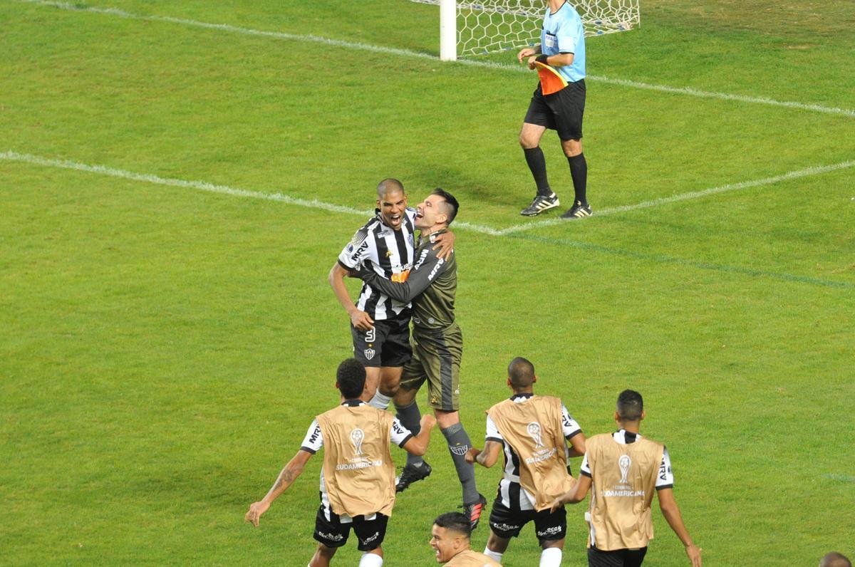 Depois de vitria do Atltico por 1 a 0 no tempo normal, Victor pegou trs pnaltis do Unin La Calera e levou o time alvinegro s oitavas de final da Sul-Americana