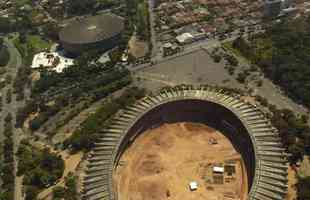 Foto aérea do Mineirão em 31 de março de 2011, durante obras de modernização, com estruturas antigas demolidas, como o setor de geral. Gramado também foi rebaixado visando à Copa do Mundo de 2014