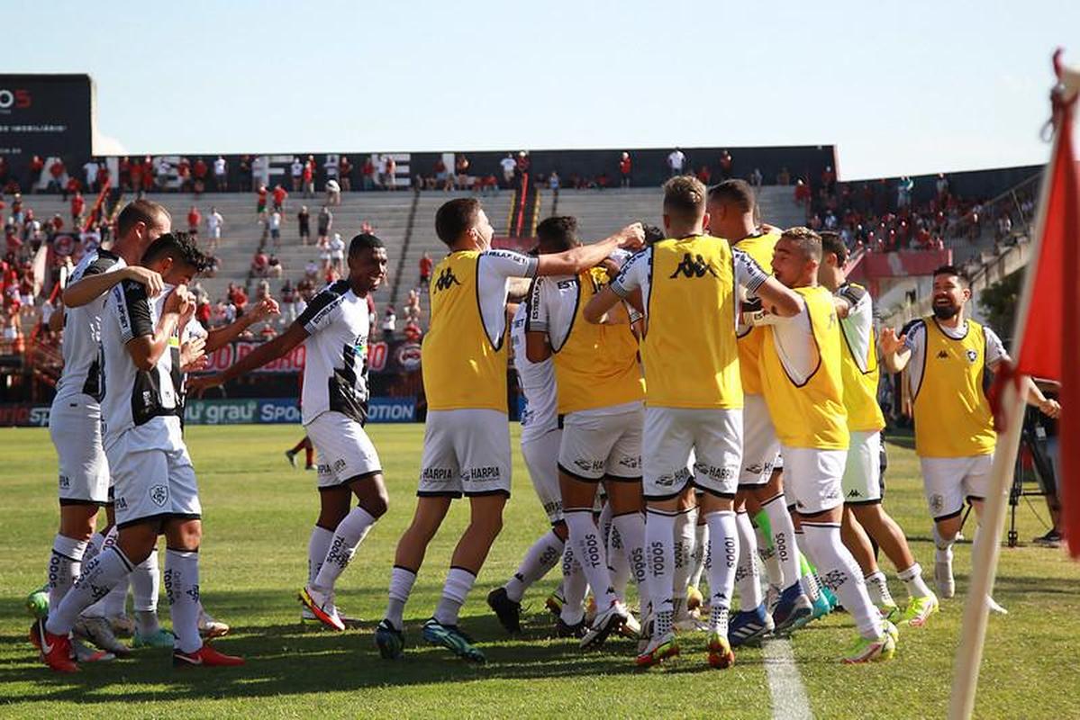 Fotos do jogo entre Brasil-RS e Botafogo, em Pelotas, pela 37 rodada da Srie B do Campeonato Brasileiro