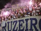 rbitro relata sinalizadores na torcida do Cruzeiro; clube pode ser punido