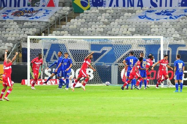 Cruzeiro e CRB se enfrentaram no Mineir�o
