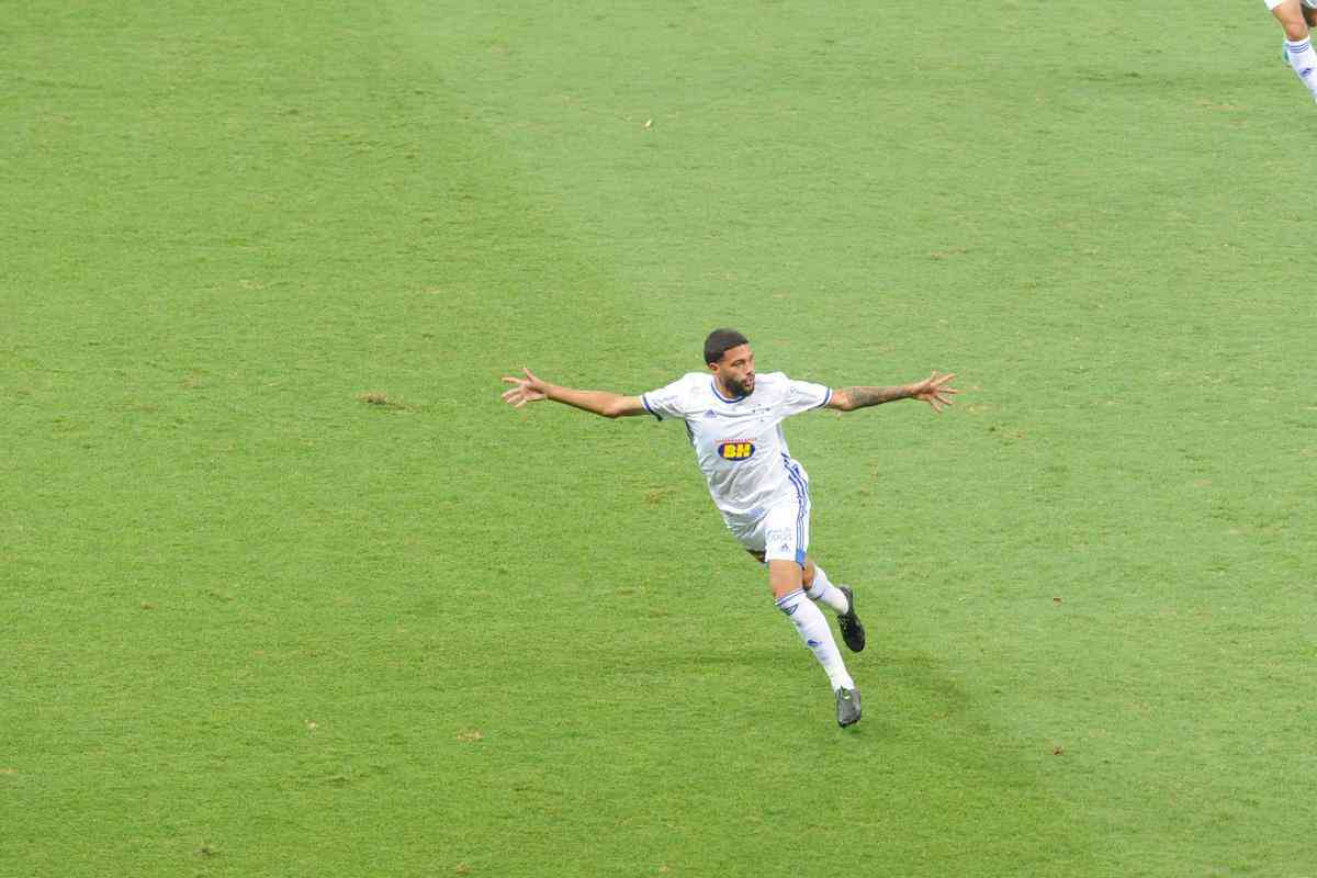 Fotos da comemorao de Filipe Machado aps o gol de falta