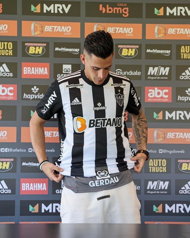 Fotos da apresentao do atacante Pavn no Atltico