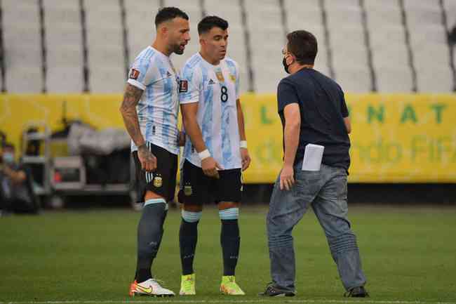 Policial federal conversa com jogadores da Argentina